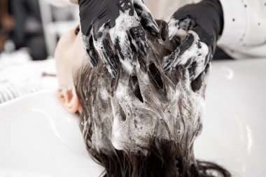 Lavaboda yıkama işlemi. Kafa derisi bakımı, kelliğe karşı saç yapısı. Güzellik salonu spası