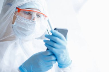 Karantina Coronavirus Kliniği 'ndeki hemşire kadın web sohbet ailesi aracılığıyla kendini izole ettiğini söylüyor. Online internet özgürlüğü kavramı