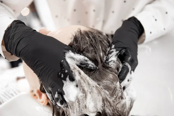 Tvätta proceduren i diskhon. Vård av hårbotten, hårstruktur mot förlust och skallighet. Skönhetssalong spa — Stockfoto