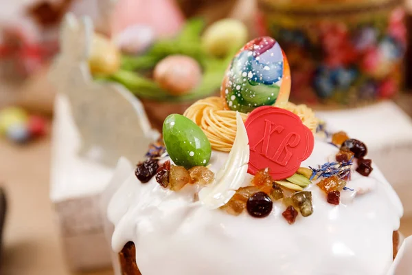 부활절 케이크 정통파 달콤 한 빵 쿨리치와 축제 식탁에 놓인 화려 한 초콜릿 달걀 — 스톡 사진