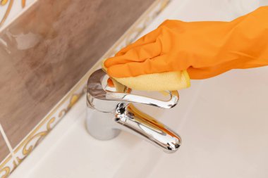 Kireç pullu banyo lavabosunun temizleme musluğu.