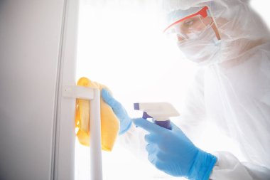Mikropların ve virüslerin dezenfeksiyonunun antiseptik kapı kolunu kapatın.
