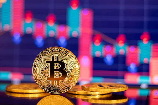 Gold Bitcoin crypto valuta op de achtergrond van dageraad rode kaart diagram — Stockfoto