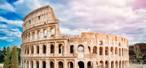 Forntida ruiner Colosseum Rom, Italien, bakgrund blå himmel med moln, solnedgång ljus — Stockfoto