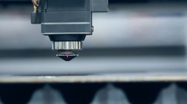 Mavi renkli Laser CNC. Hafif kıvılcımlı metal kesimi. Modern endüstriyel teknoloji.