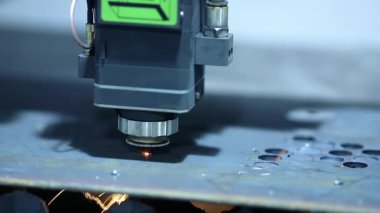 Mavi renkli Laser CNC. Hafif kıvılcımlı metal kesimi. Modern endüstriyel teknoloji.