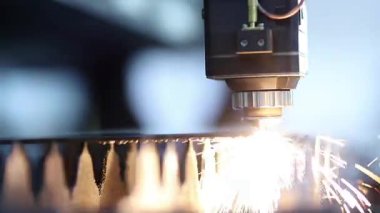 Mavi renkli Laser CNC. Hafif kıvılcımlı metal kesimi. Modern endüstriyel teknoloji.