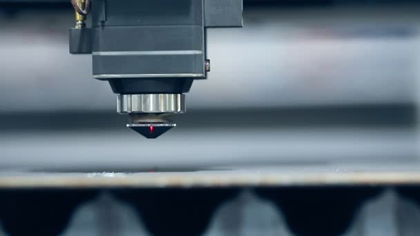 Découpe CNC laser de couleur bleue en métal avec étincelle lumineuse, technologie industrielle moderne 