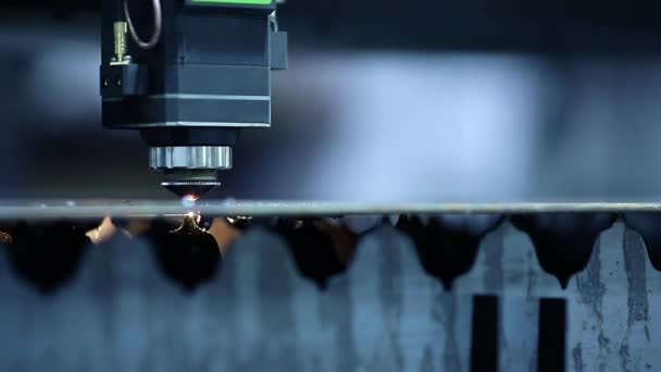 Blauwe kleur Laser CNC knippen van metaal met lichte vonk, technologie moderne industriële — Stockvideo