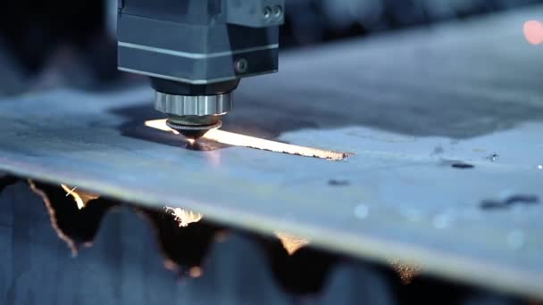 Découpe CNC laser de couleur bleue en métal avec étincelle lumineuse, technologie industrielle moderne 