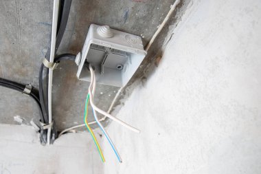 Elektrik işi, dairedeki bakır elektrik kablolarını bağlamak için elektrik kutusu.