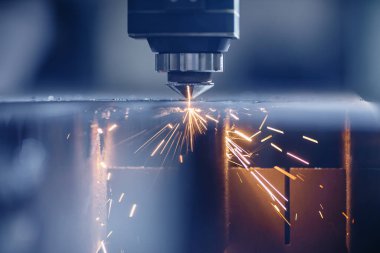 Işık kıvılcımlı lazer CNC kesimi, modern teknoloji endüstriyel. Mavi renk çelik