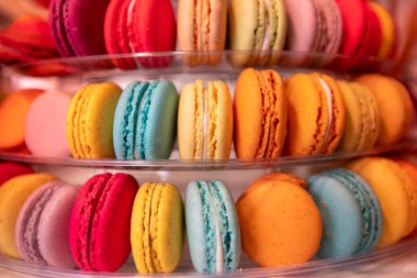 Renkli kırmızı badem kurabiyesi Fransa hamur tatlısı tezgahta