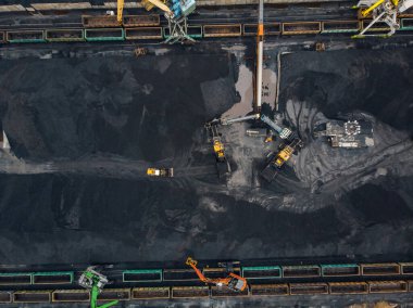 Kargo tankeri gemisinde vinç dolu bir trenle antrasit madenciliği yükleniyor. Havadan üst görünüm