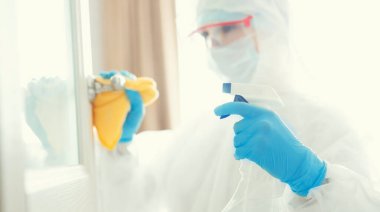 Evin dezenfeksiyon ve temizlik kapı kolları. Biyokimyasal kıyafetli mikroplar ve virüs enfeksiyonundan. Coronavirus koruma kavramı