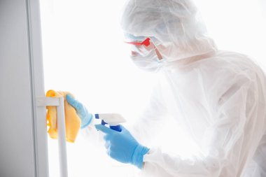 Evde antiseptik temizlik kapısı tutacağı virüslerin ve mikropların dezenfekte edilmesi. Karantina koronavirüsü konsepti