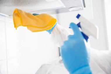 Evde antiseptik temizlik vantilasyon filtresi virüs ve mikrop dezenfeksiyonu var. Karantina koronavirüsü konsepti