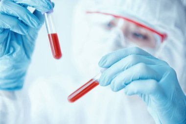 Kimya laboratuvarındaki doktor virüs aşısı geliştirmek için testleri analiz ediyor. İnsanlığı ve koronavirüsü kavramsallaştır