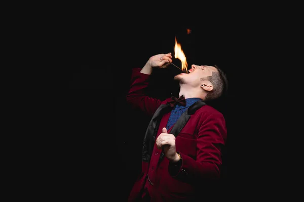 Fire show, fakir magician swallows burn and puts out tongue in mouth — Stock Photo, Image