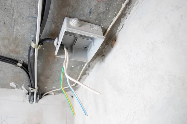 Prace elektryczne, skrzynka rozdzielcza do podłączenia miedzianych przewodów elektrycznych w mieszkaniu — Zdjęcie stockowe