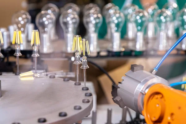 Автоматизований семінар-конвеєр для виробництва скляних ламп заводу — стокове фото