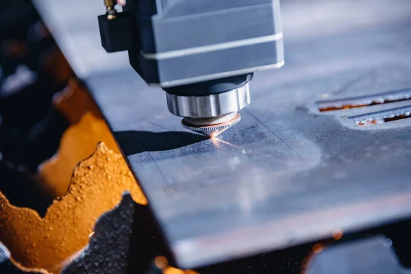 CNC λέιζερ κοπή του μετάλλου με το φως σπίθα, τεχνολογία σύγχρονη βιομηχανική. Μπλε χρώμα χάλυβα — Φωτογραφία Αρχείου