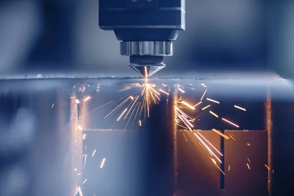 Cięcie laserowe CNC metalu z iskrą świetlną, nowoczesna technologia przemysłowa. Kolor niebieski stal — Zdjęcie stockowe