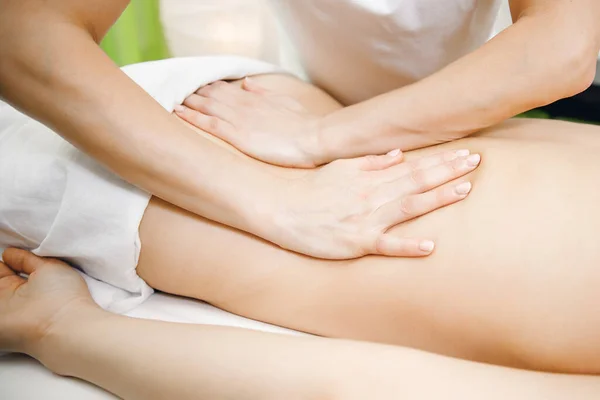 Hands of professional doctor massage therapist treats back athlete — Stock Photo, Image