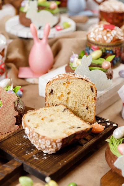 Ciasto wielkanocne ortodoksyjny słodki chleb kulich i kolorowe czekoladowe jaja na świątecznym stole — Zdjęcie stockowe