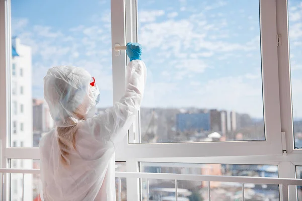 Mujer biohazard paciente después de la cuarentena, se ve sol brillante y respira aire fresco. Concepto de salida del autoaislamiento — Foto de Stock