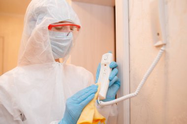 Coronavirus ve bakteriden apartman binalarının dezenfeksiyonunun işlenmesi, temizlik şirketi intercom cep telefonu virüsünü temizliyor