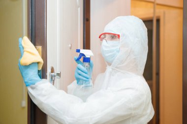 Evin dezenfeksiyon ve temizlik kapı kolları. Biyokimyasal kıyafetli mikroplar ve virüs enfeksiyonundan. Coronavirus koruma kavramı