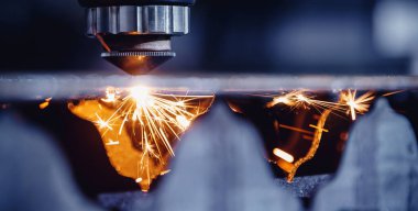 Lazer CNC, metali ışık kıvılcımıyla kesiyor, modern endüstriyel teknoloji. Mavi renk çelik aracı