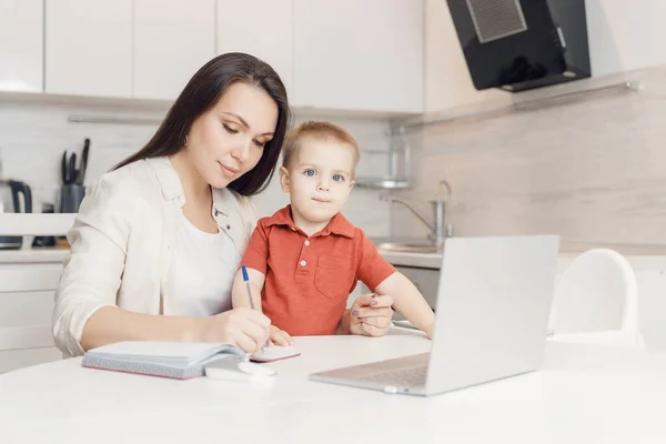 Mujer de negocios madre mujer con hijo pequeño que trabaja en línea ordenador oficina en casa — Foto de Stock