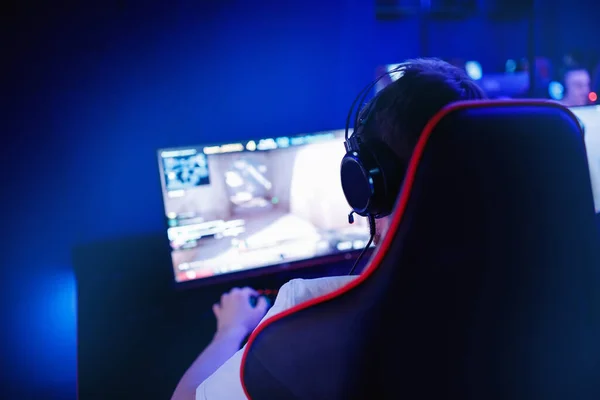 Professionelle Cyber-Gamer-Studioraum mit PC-Sessel, Tastatur für Stream in Neon-Farbe verschwimmen Hintergrund. Weicher Fokus — Stockfoto