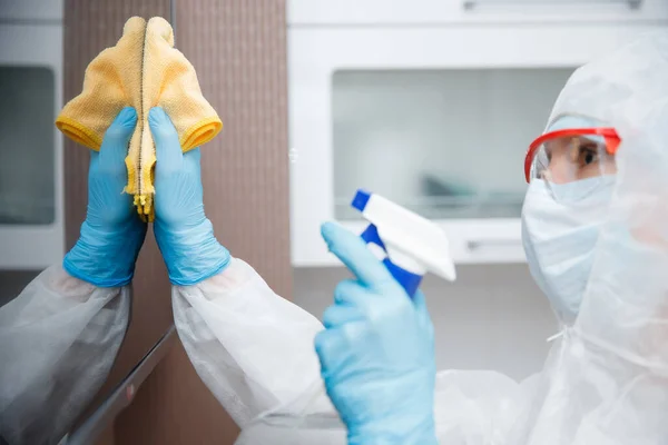 바이러스 코로나 바이러스 와 박테리아 로부터 아파트 구내의 감염을 처리하는 청소 회사는 텔레비 젼 을 청소 한다 — 스톡 사진