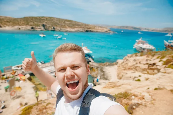 Male tourist taking selfie photo on beach Blue Lagoon Comino Malta — 스톡 사진