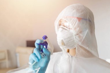 Virüs ve mikropları dezenfekte etmek ve temizlemek için yakın çekim spreyi. Coronavirus koruma kavramı