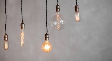 Edison lambası çatı katında, beton duvarın arka planında.