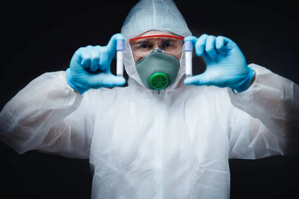 Homme médical dans des lunettes de protection respirateur Hazmat blanc tenir test sanguin épidémie coronavirus positif avec l'antidote d'injection de vaccin. Nouveau virus chinois Wuhan 2019-nCoV — Photo