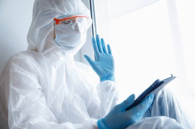 Karantina Coronavirus Kliniği 'ndeki hemşire kadın web sohbet ailesi aracılığıyla kendini izole ettiğini söylüyor. Online internet özgürlüğü kavramı