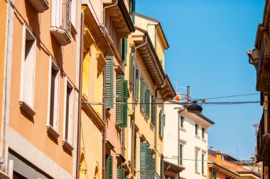 Güzel manzaralı bina balkon panorama şehri gün batımı Verona İtalya