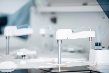 Otomatik robot mikrobiyolog virüsler için kan örneklerini analiz ediyor. Aşı araştırması kavramı Coronavirus 2019-nCoV