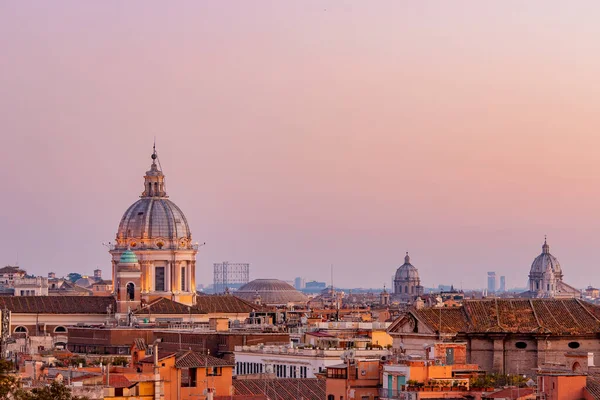 Zicht op zonsondergang Rome vanaf Castel Sant Angelo, Sint-Pietersplein in Vaticaan — Stockfoto