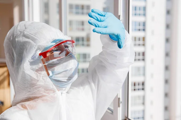 Mujer biohazard paciente después de la cuarentena, se ve sol brillante y respira aire fresco. Concepto de salida del autoaislamiento —  Fotos de Stock