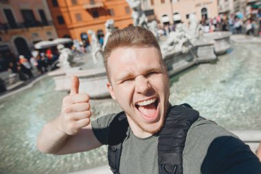 Arka plandaki fıskiyede selfie çeken mutlu turist Piazza Navona, Roma 'da dört nehir.