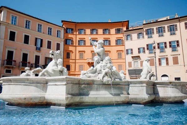 Fontanna Cztery rzeki na Piazza Navona, Rzym, Włochy, Europa, błękitne niebo jasne słońce — Zdjęcie stockowe