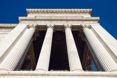 Roma 'da Venedik Meydanı' ndaki sütunlar İtalya 'da, mavi gökyüzü