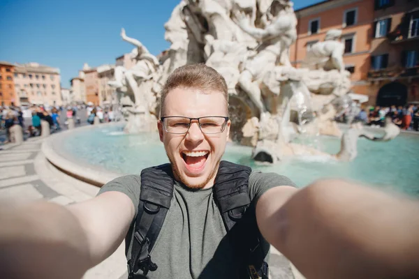 Happy man tourist taking selfie photo on background fountain Four rivers in Piazza Navona, Rome Italy — 스톡 사진