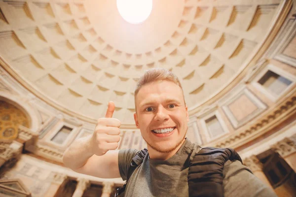 Viajante do sexo masculino feliz tirando foto selfie no templo de fundo dos deuses Panteão de Roma Itália. Viagens de conceito — Fotografia de Stock
